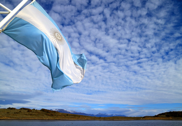 bandeira da argentina de um navio de cruzeiro acenando na luz do sol contra o ceu nublado brilhante 76000 1592